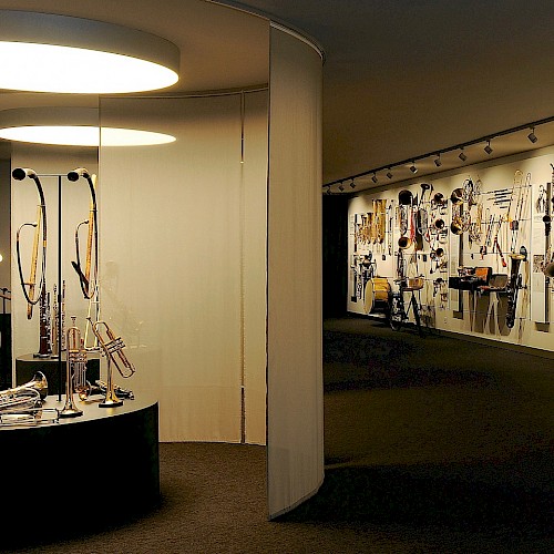 Blick in die Ausstellung. Links Instrumente, die Sie selber spielen dürfen.
